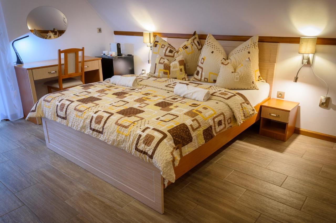 Tulipan Vendeghaz Hotel Orvenyes Ngoại thất bức ảnh