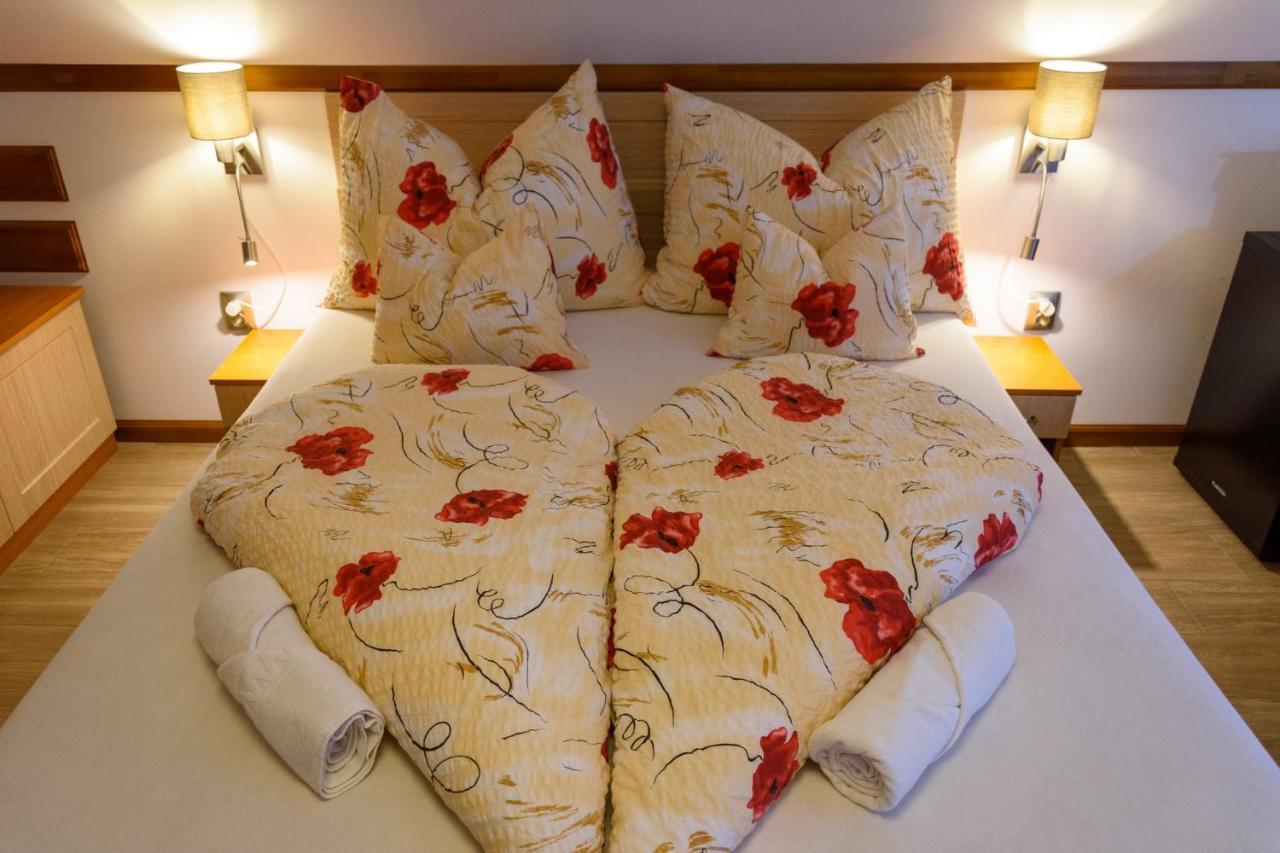 Tulipan Vendeghaz Hotel Orvenyes Ngoại thất bức ảnh