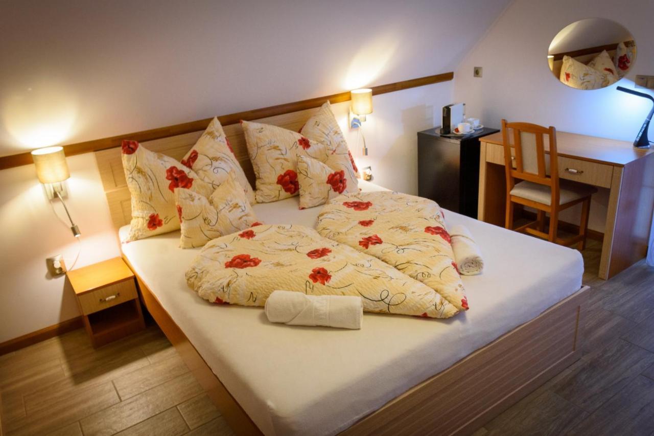 Tulipan Vendeghaz Hotel Orvenyes Ngoại thất bức ảnh