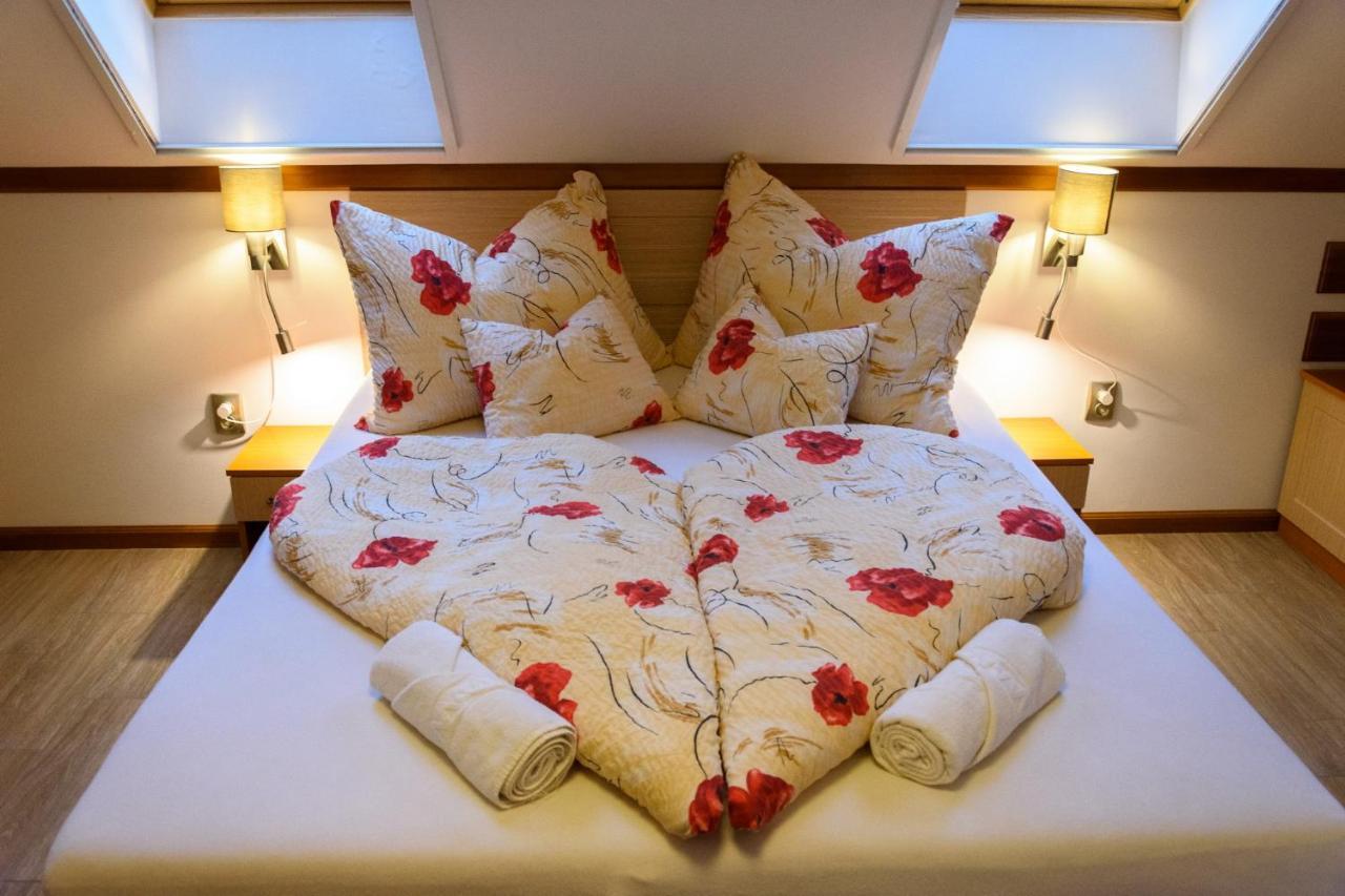 Tulipan Vendeghaz Hotel Orvenyes Ngoại thất bức ảnh